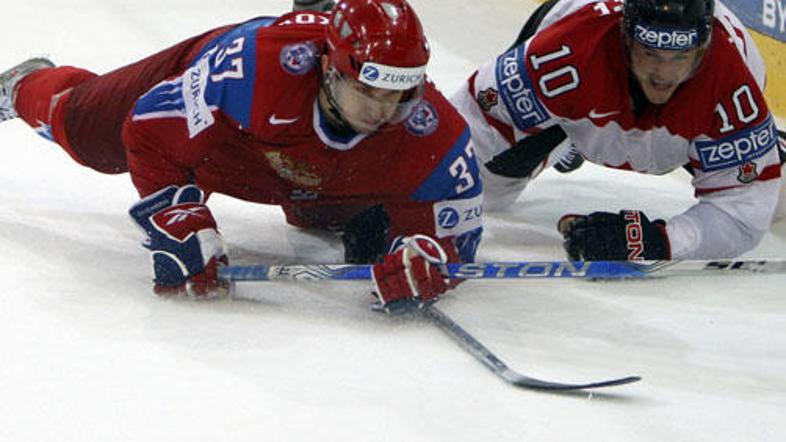 Med Rusi in Kanadčani je potekal srdit boj.