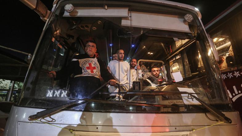 avtobus rdečega križa, na katerem so osvobojeni palestinski zaporniki