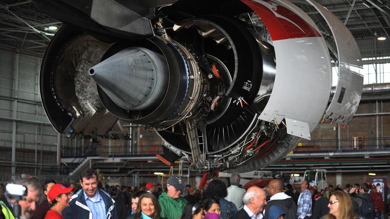 Kljub eksploziji motorja so jo vsi odnesli brez praske. (Foto: EPA)