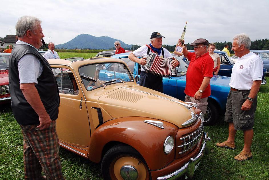 Zbralo se je 200 starodobnih vozil.