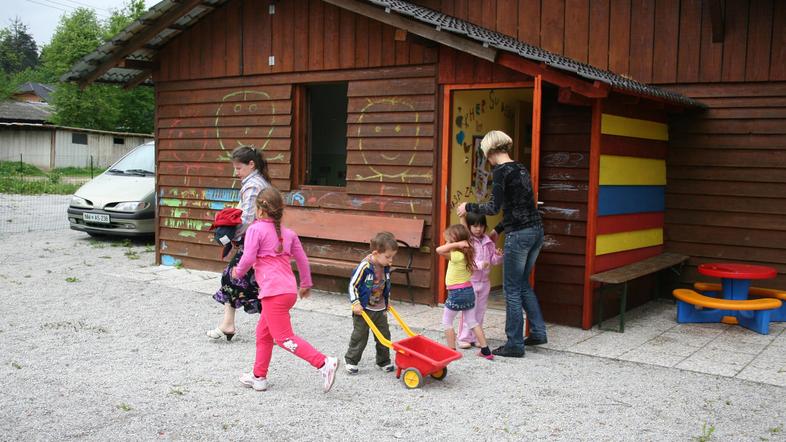 Začasnemu romskemu vrtcu, ki deluje na Hudejah v zgradbi Vide Hočevar, vsak dan 