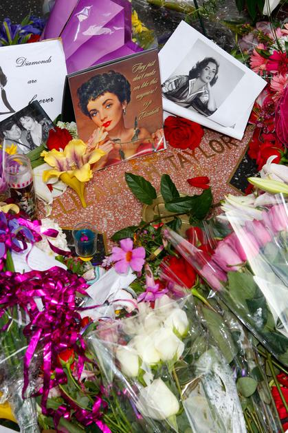 Njena zvezda na Pločniku slavnih je popolnoma prekrita s cvetjem in njenimi foto