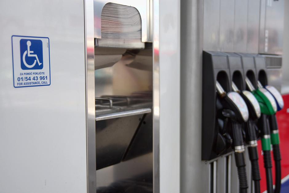 Bencinski servis Petrol | Avtor: Anže Petkovšek