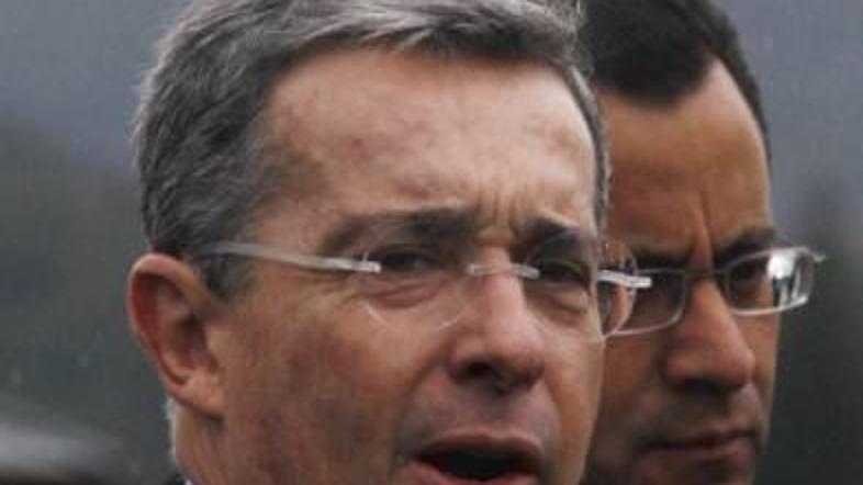 Zdravniki so kolumbijskemu predsedniku Alvaru Uribu po vrnitvi s srečanja z južn