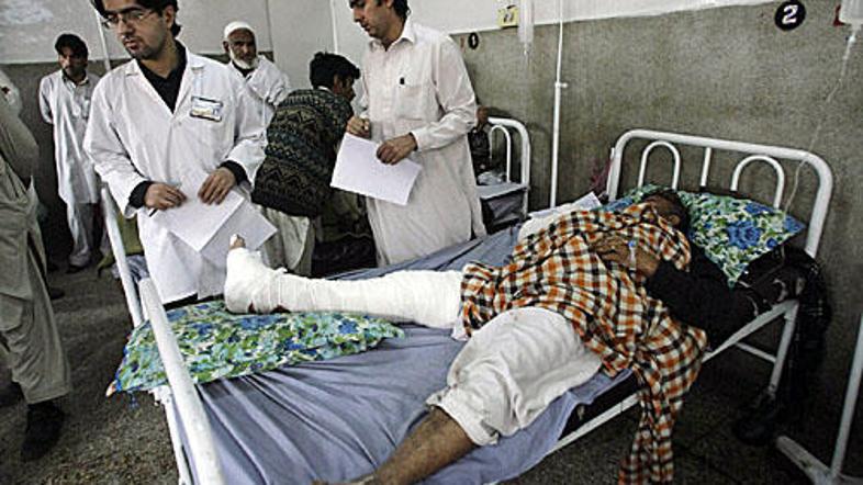 Ob samomorilskem napadu je izgubilo življenje najmanj 40 ljudi, več pa je bilo r