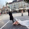 Performans 100KG, vlečenje prašiča po ulicah Ljubljane