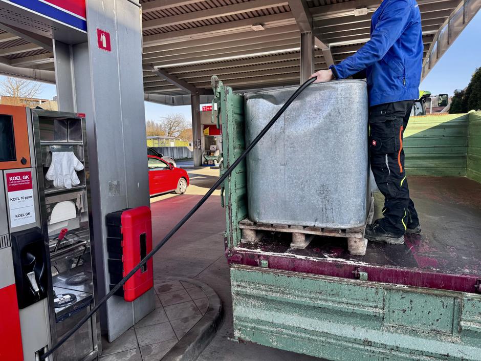 Točenje goriva na bencinski črpalki, bencinska črpalka | Avtor: Andrej Leban