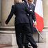 Francoski predsednik Nicolas Sarkozy se je izkazal za pravega kavalirja. (Foto: 