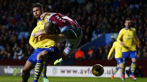 Vlaar Giroud Aston Villa Arsenal