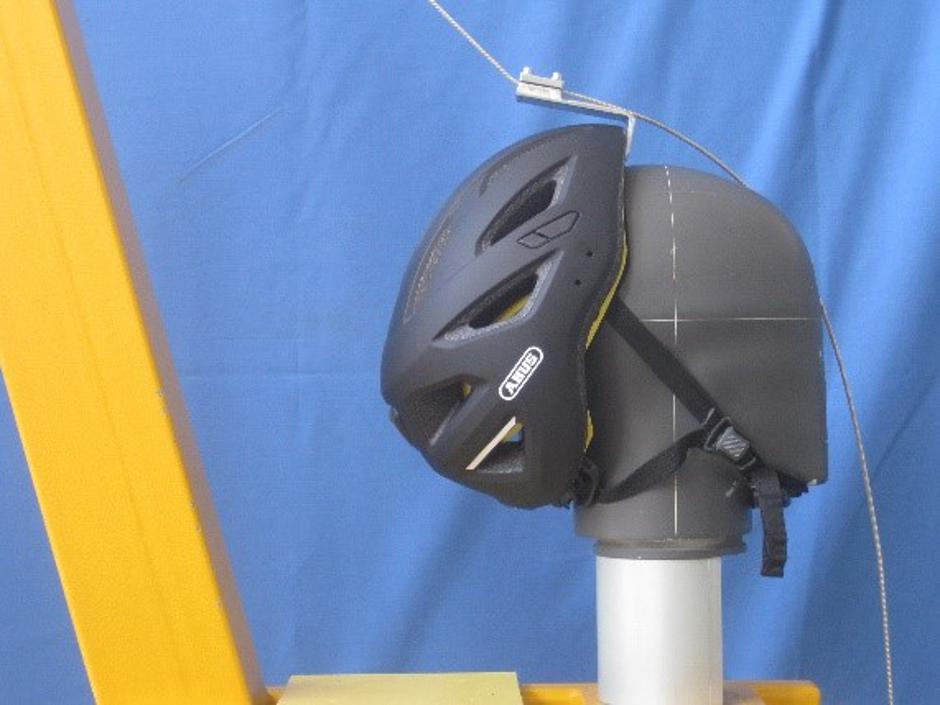 AMZS test kolesarskih čelad | Avtor: AMZS