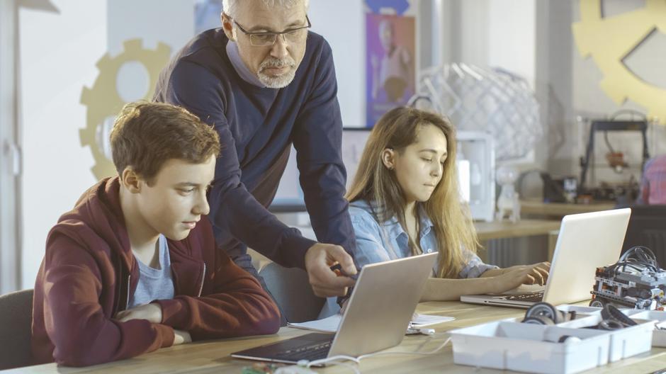 učenci delajo z računalnikom | Avtor: Profimedia