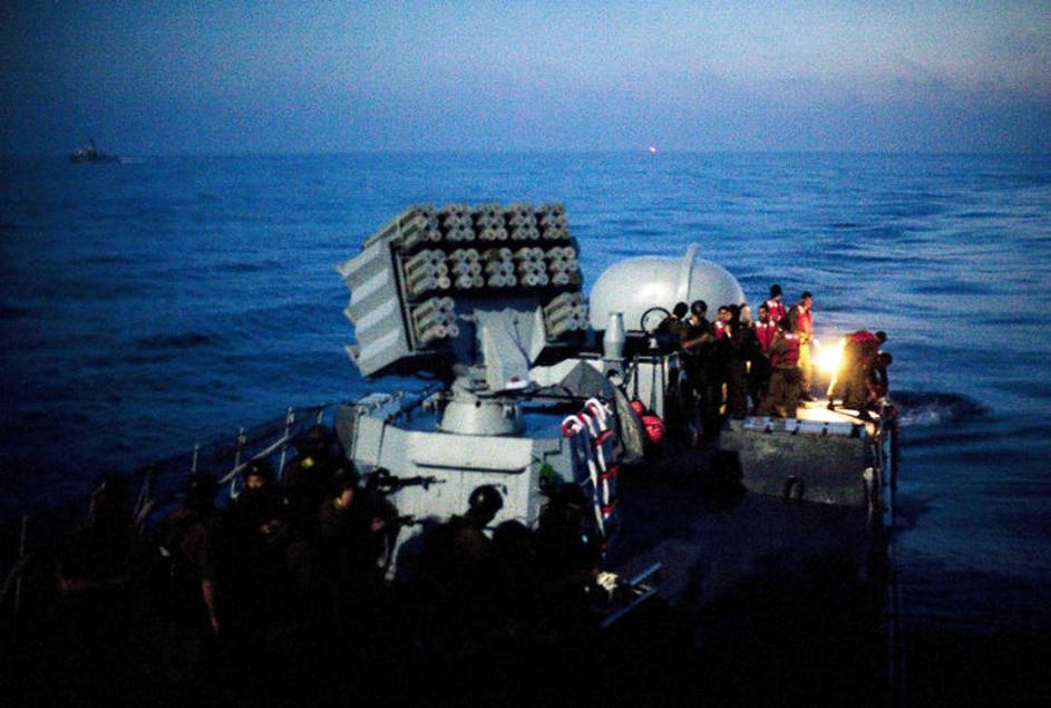 Izraelci na ladji s človekoljubno pomočjo. (Foto: Reuters)