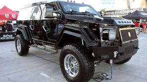 Vozilo ima 6,8-litrski V10 fordov motor, ki zmore 294 kW/400 KM in doseže najviš