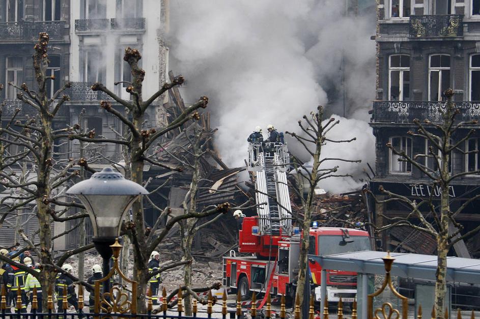 Od petnadstropne hiše so ostale le še ruševine. (Foto: Reuters)