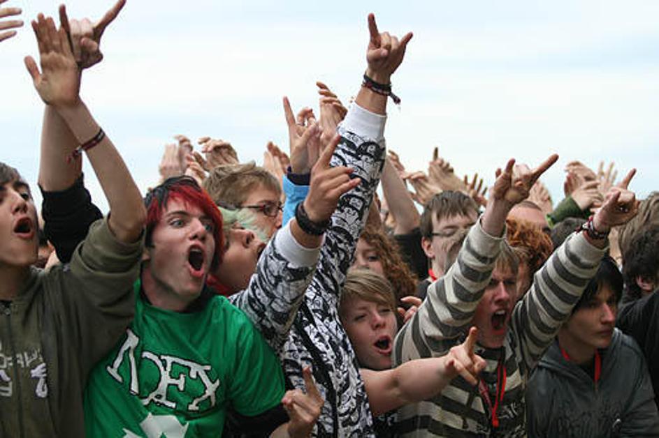 Večinska najstniška "emo" populacija, ki je bila na festivalu bolj zaradi žurers