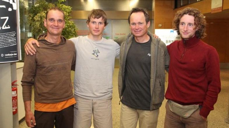 Lorenčič, Lindič, Prezelj in Blagus (z leve proti desni) po pristanku na brniške