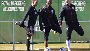 Angleži bodo proti Alžircem igrali v dresih specifičnega vonja. (Foto: Reuters)