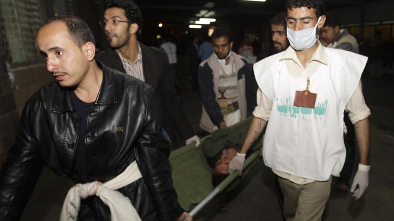 Ranjene so oskrbeli v improvizirani ambulanti v bližini univerze. (Foto: Reuters