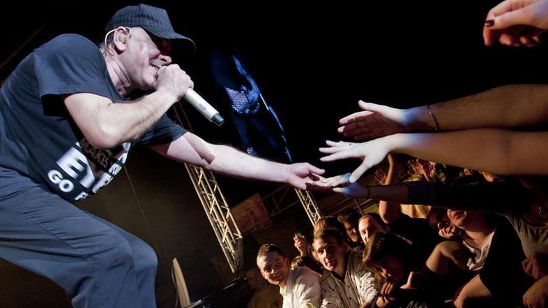 Publiki v Ajdovščini je skupino na oder uspelo priklicati še dvakrat. (Foto: Nej