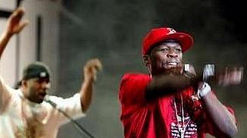 Raper se je na koncertu v Mumbaju obnašal dostojneje kot med intervjujem.