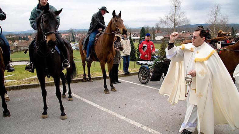 V Ihanu je tamkjašnji župnik blagoslovil konje.