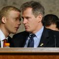 Senator Scott Brown na fotografiji desno. (Foto: EPA)