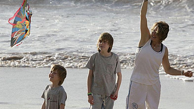 Jodie Foster s svojima otroka na plaži na Mauiju