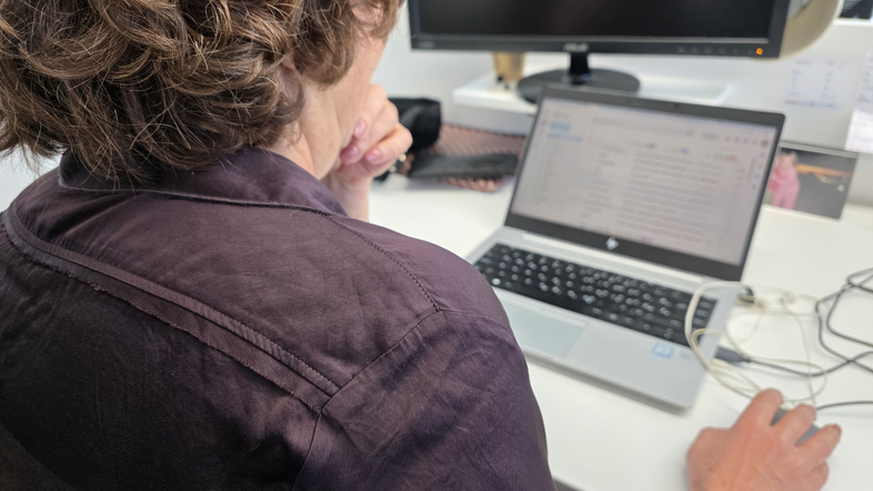 delo v pisarni pisarna javni uslužbenci javni uslužbenec