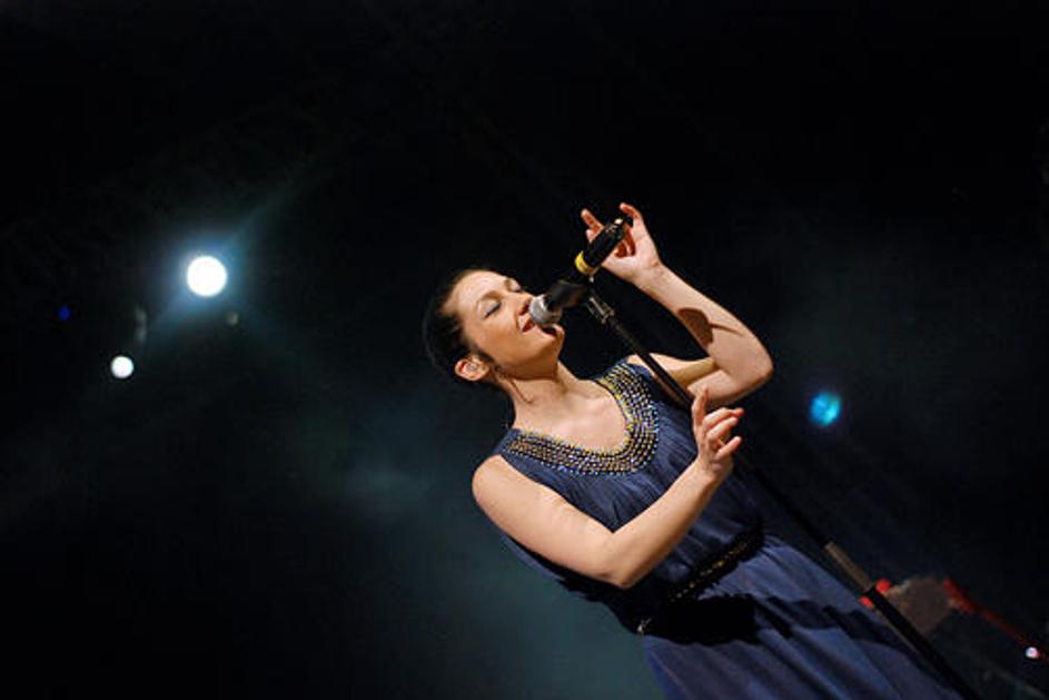 Francoska pevka Manda z občinstvom kaj več od zahval ni komunicirala, je bila pa