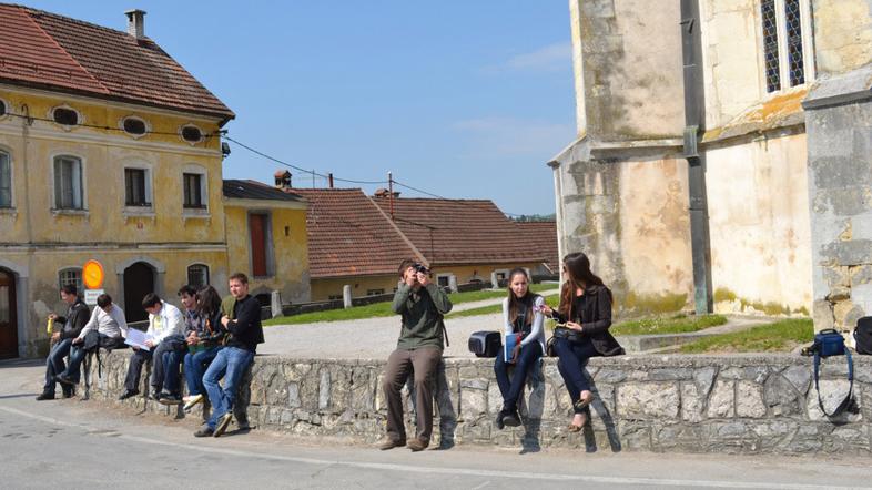 Na obzidju ob cerkvi so študentje poskušali začutiti utrip kraja in življenje tr