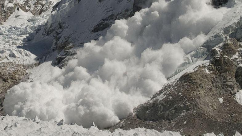 V smučarskem središču Val d'Isère v francoskih Alpah se je sprožil plaz in pod s