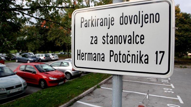 Znak, da je parkiranje dovoljeno samo za stanovalce Ulice Hermana Potočnika 17, 