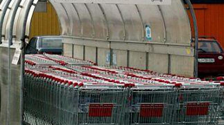 Tudi zaposleni v trgovini bi radi imeli bolj polne vozičke.