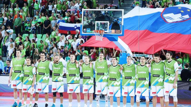 Slovenija Ukrajina EuroBasket Stožice Ljubljana zastava himna tribuna petje