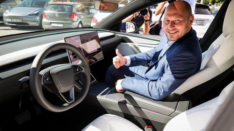 minister za infrastrukturo in energetiko Jernej Vrtovec na obisku Tesla Center Ljubljana