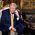Donald Trump med telefonskim klicem