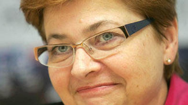 Ministrica za delo, družino in socialne zadeve Marjeta Cotman je dobitnikom pode