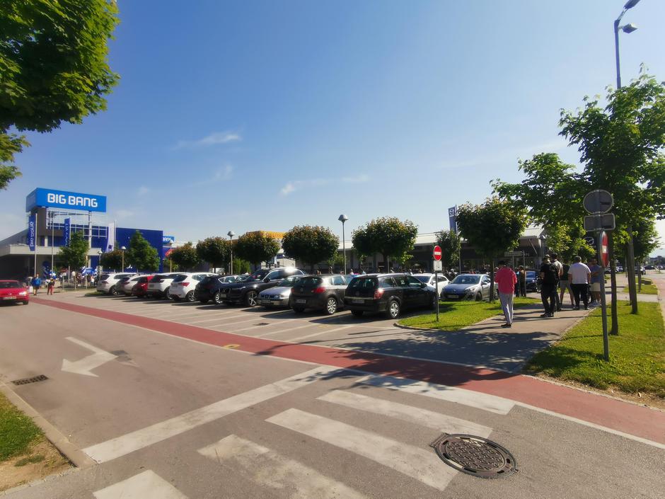 Gneča pred trgovino Big Bang | Avtor: zurnal24.si