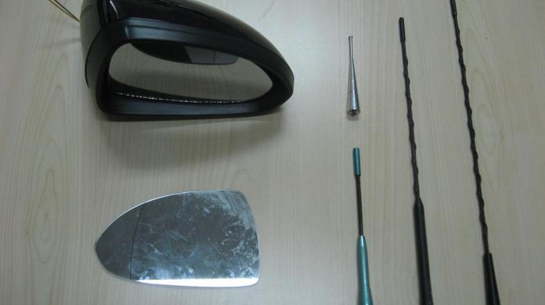 Policisti so pri vlomilcih našli več zlomljenih avtomobilskih anten in zunanjih 