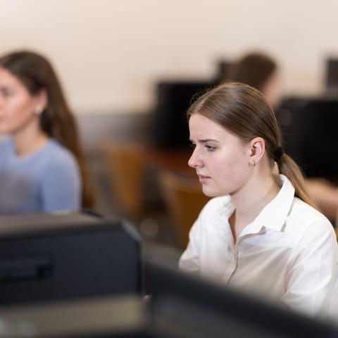 Mlada ženska na računalniku