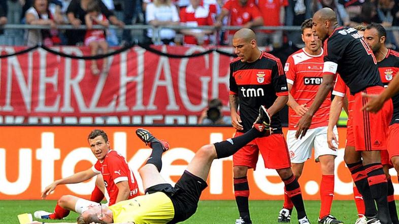 sodnik nokavt Fisher Luisao Benfica Dusseldorf Düsseldorf