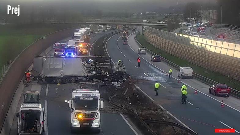 Nesreča na primorski AC - tovornjak prebil ograjo