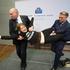 Ženska protestira na tiskovni konferenci ECB.