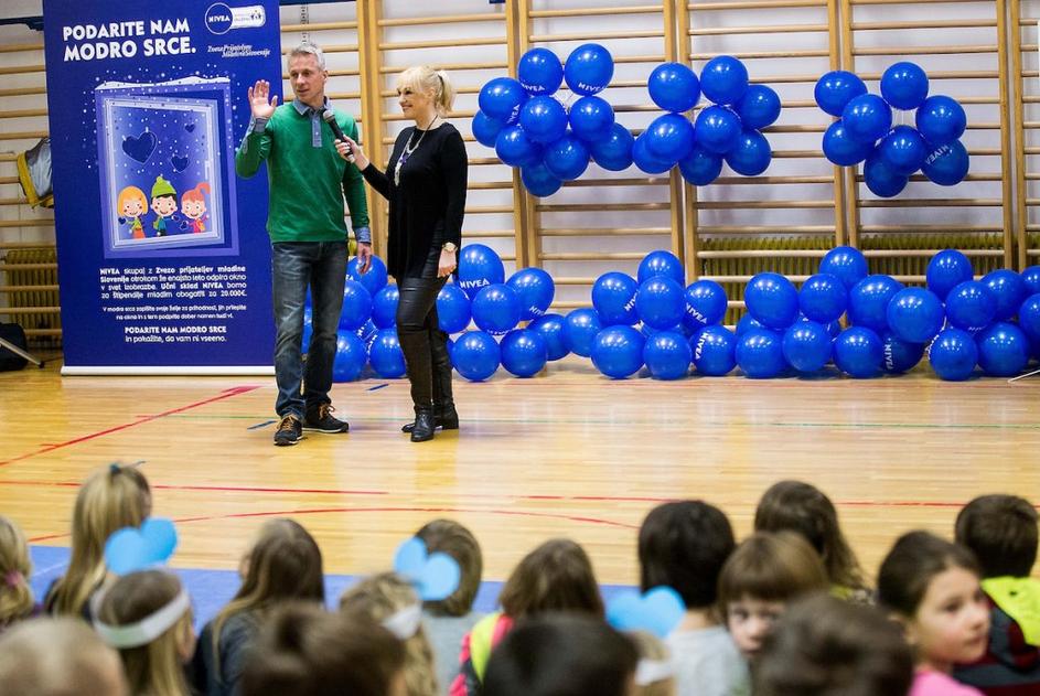 Aljaž Pegan in moderatorka dogodka Alenka Kesar