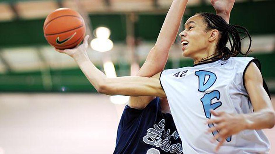 To je 19-letna košarkarica, ki zabija - Brittney Griner, brucka univerze Baylor.