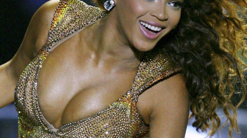 Pesem, ki sta jo zakonca zapela v duetu, je priredba legendarne pesmi Forever Yo