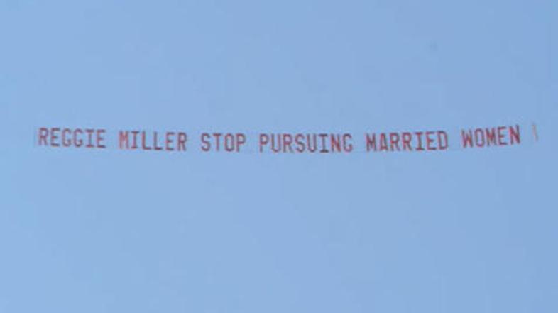 Napis, ki Reggieju veleva, naj pusti poročene ženske pri miru.