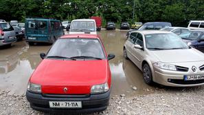 Parkirišče ob Reboljevi ulici je po deževju velika luža, zato postanejo težave s