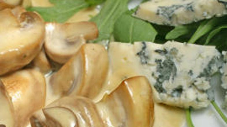 Okrasite z origanom ali baziliko.