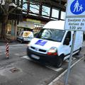 (Kljub prometnemu znaku vozniki ne upoštevajo prepovedi vožnje na območju za peš